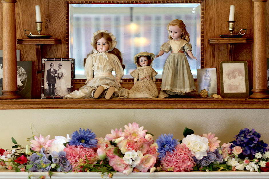 Dolls and other knick-knacks at Deja Brew